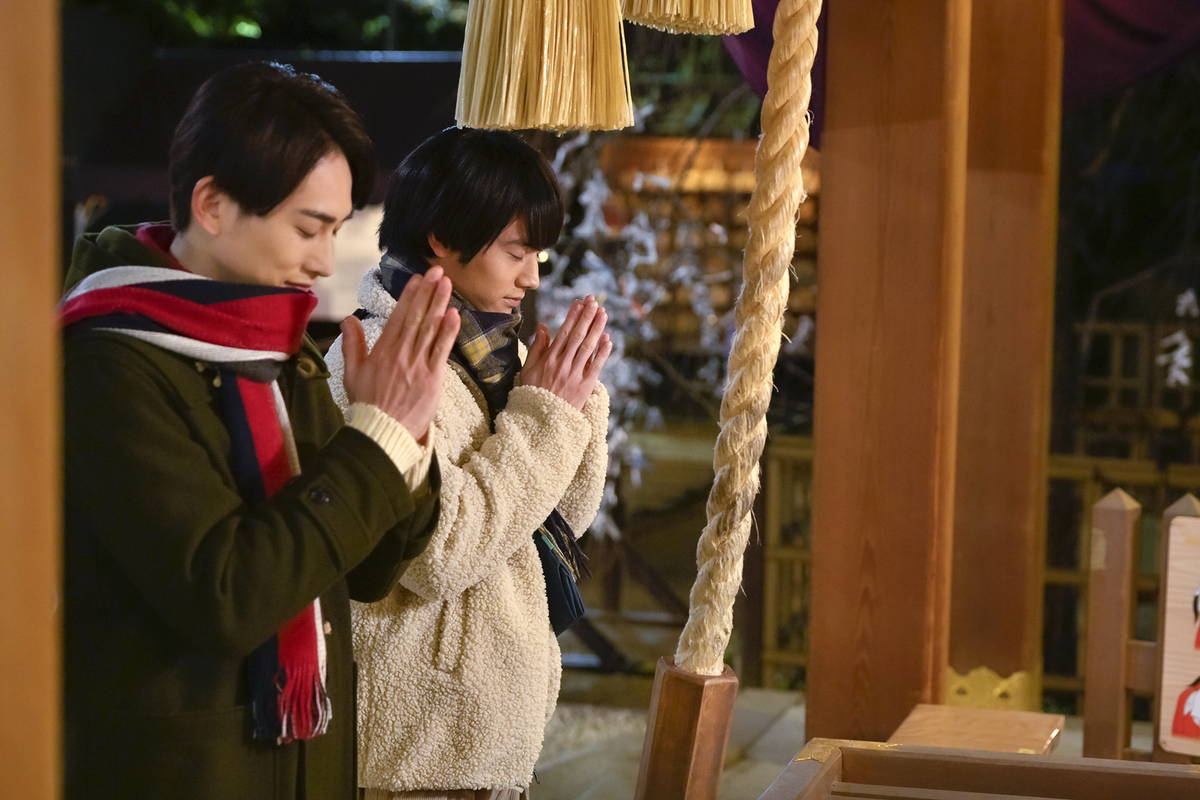 赤楚衛二＆町田啓太　初詣で互いの幸せを願う　遠距離恋愛ですれ違う姿も　映画「チェリまほ」場面写真
