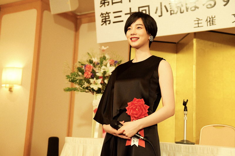 のん、怒って田中圭のネクタイをつかむ姿　滝藤賢一にヘッドロックも　「私にふさわしいホテル」場面写真
