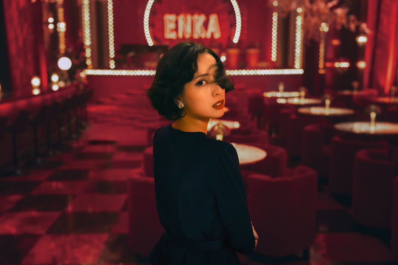 戸田恵梨香　一万円札に火をつけながら大胆な笑顔で人をあおる「女帝」に　「地獄に堕ちるわよ」場面写真