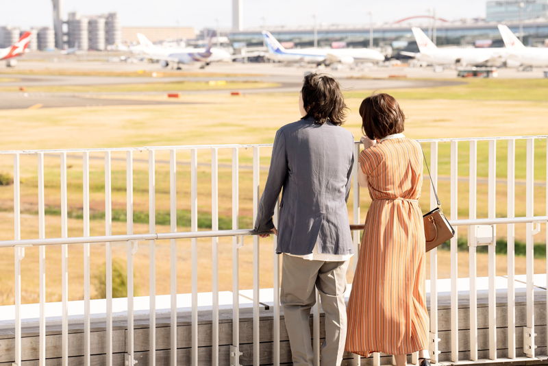 門脇麦＆染谷将太が見せる空港の展望デッキでデート姿　じゃれ合い、手をつなぐ　「ほつれる」本編映像