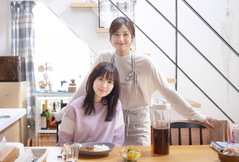 輪郭、目元、雰囲気　まるで本物の親子？　娘・福本莉子＆母・松本若菜　「君が落とした青空」新スチール