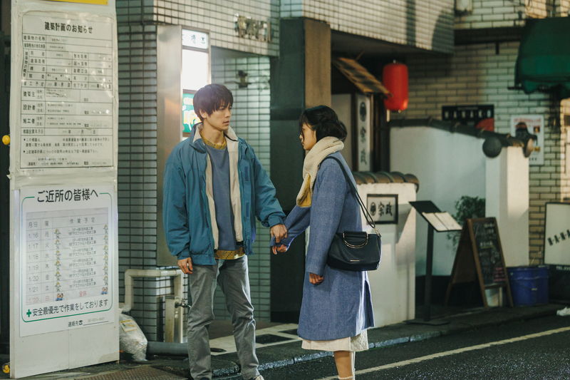深川麻衣が手酌でやけ酒？　アイドルからどん底アラサー姿　映画「つんドル」場面写真