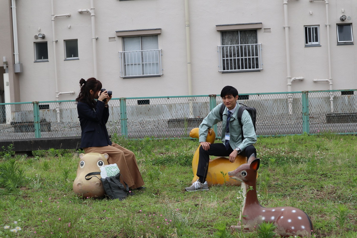 カバに乗った深川麻衣がラクダに乗った高良健吾を激写　映画「おもいで写眞」癒やしのオフショット公開