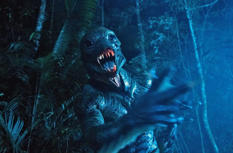 ディーン・フジオカに襲い掛かる半魚人　着ぐるみ方式で実在感を追求　「オラン・イカン」場面写真