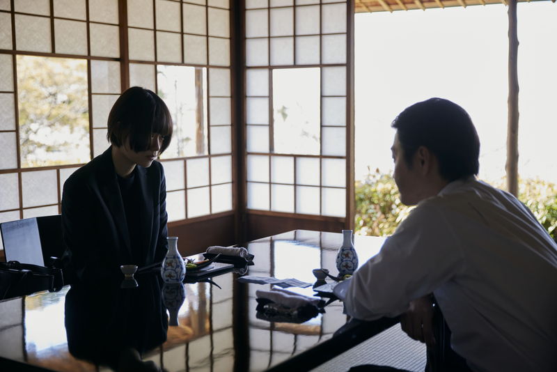 杉咲花がこぼれ落ちそうになる涙をこらえる姿　静かに耳を傾ける安田顕　「朽ちないサクラ」場面写真