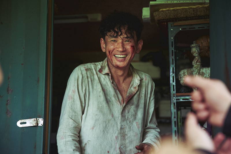 韓国トップスターが心臓発作？　よだれを垂らしながら白目をむく　ファン・ジョンミン主演「人質」本編映像