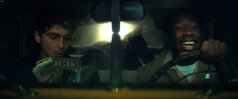 ティモシー・シャラメが電話をしながら見せるチャーミングな表情 「マーティ・シュプリーム」場面写真