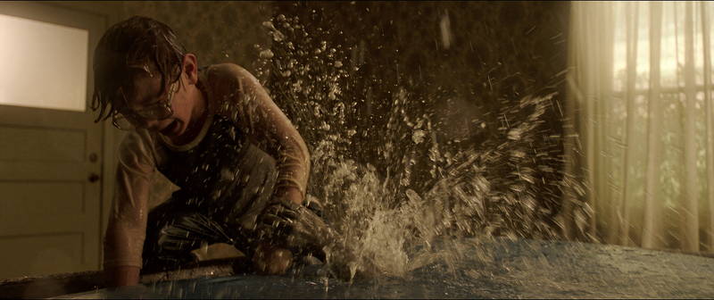 ウォーターベッドから飛び出した手が少年襲う　悪魔の水しぶき飛び散る本編映像　「死霊館」シリーズ最新作