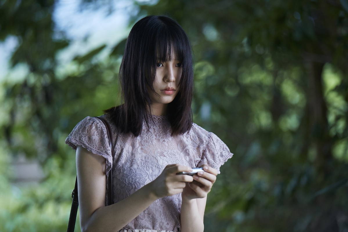 窓から顔をのぞかせる顔にやけどを負った少女　南沙良のぼうぜんとした姿も　「この子は邪悪」場面写真