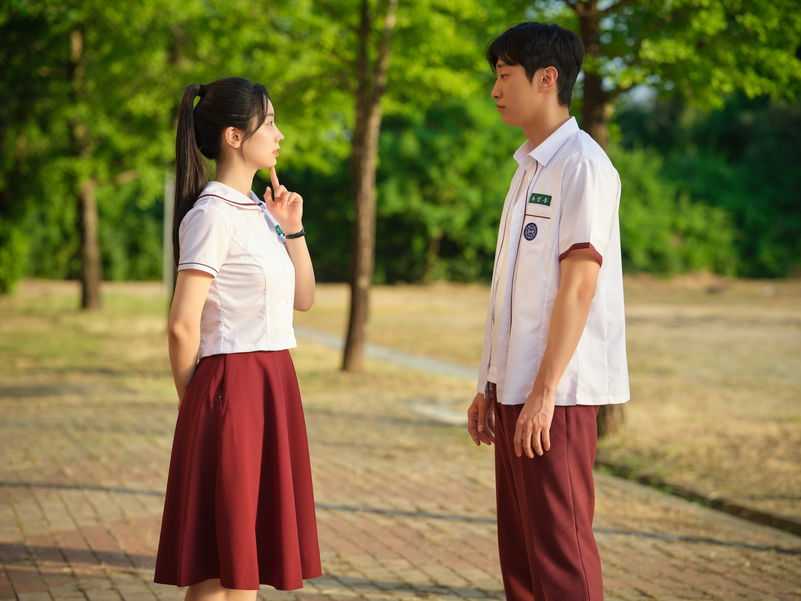ダヒョン&ジニョン 高校最後の夏 制服姿で向き合う姿も 「あの夏、僕たちが好きだったソナへ」場面写真