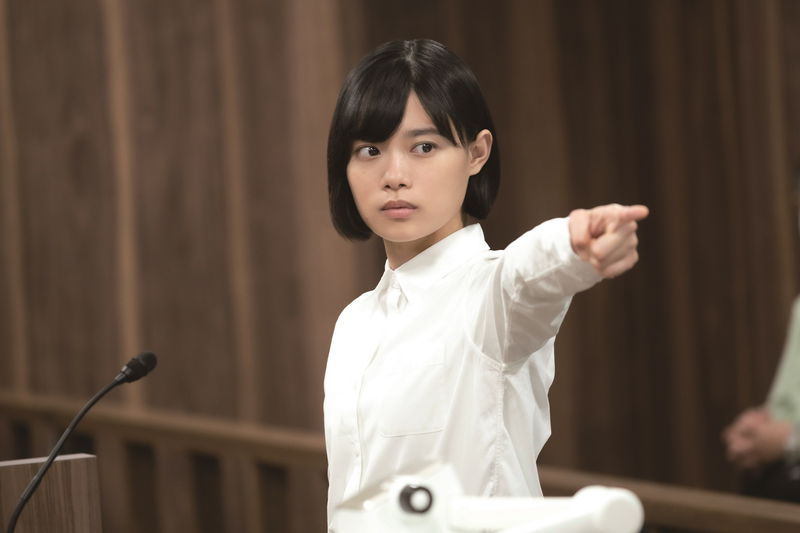 永瀬廉に抱きつく杉咲花　模擬裁判では鋭い視線で何かを指差す姿も　「法廷遊戯」場面写真