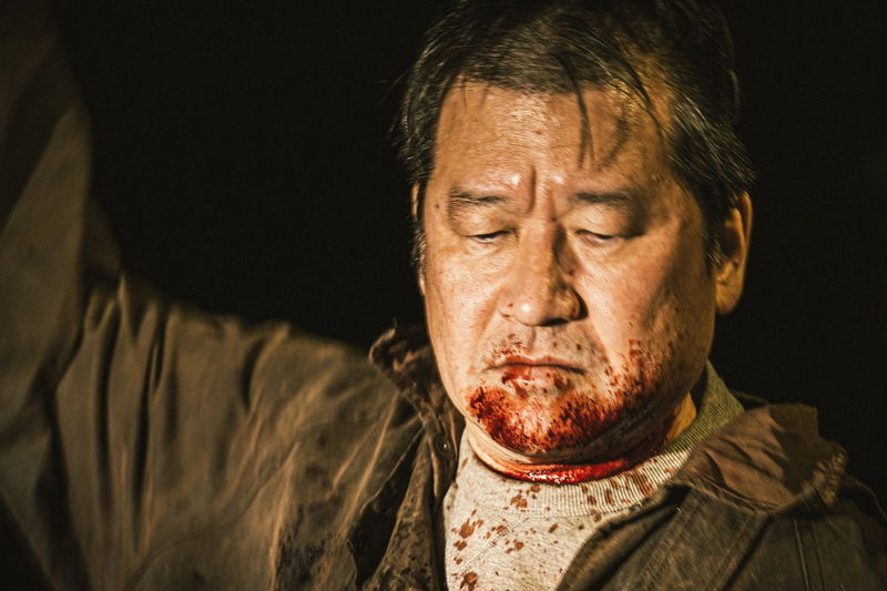 佐藤二朗　虚空を見上げるゆがんだ表情　未曽有の怪物役　「名無し」場面写真