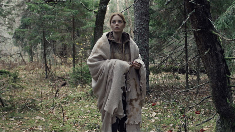 木の根へとつなぎとめられた“処刑椅子”に拘束される少女 「ヴィレッジ 声帯切村」場面写真