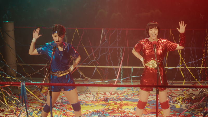 唐田えりか＝長与　剛力彩芽＝飛鳥　クラッシュギャルズがガッチリと握手　「極悪女王」場面写真