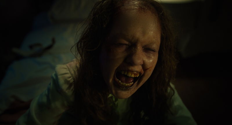 望まない50年ぶりの再会　クリス・マクニール VS 悪魔憑きの少女　「エクソシスト 信じる者」本編映像