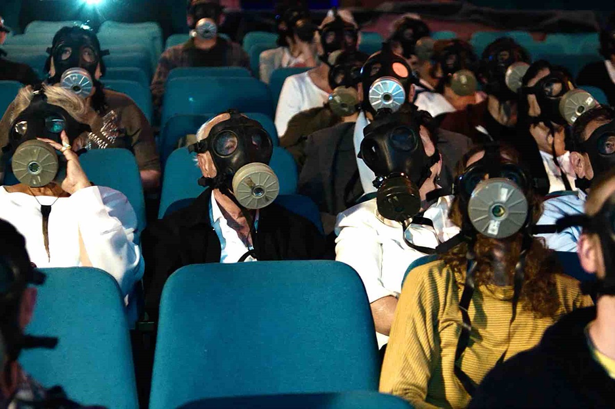 声優夫婦の甘くない生活 場面写真公開 映画館でガスマスク カウリスマキ風のユーモアを感じさせるショットも 映画スクエア 声優夫婦の甘くない生活 場面写真公開 映画館でガスマスク カウリスマキ風のユーモアを感じさせるショットも 映画スクエア
