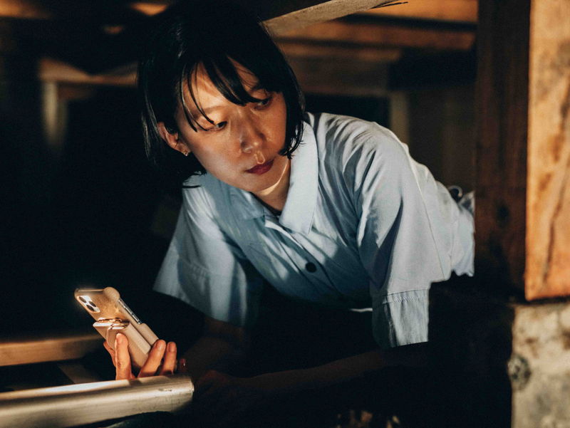 江口のりこ　チェーンソーを抱きかかえ、泥だらけで床下に横たわる　「愛に乱暴」場面写真
