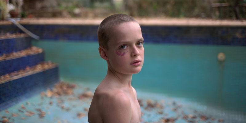 不気味な里親の切なる“願い”　兄妹に仕掛けられた “禁断の儀式”　「ブリング・ハー・バック」場面写真