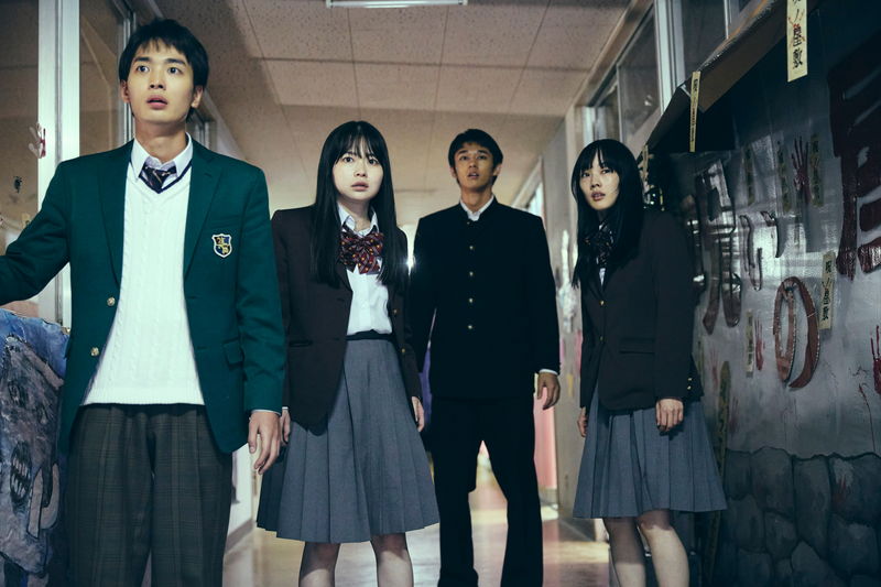 組体操で襲いかかるクラスメイト　立ち尽くす山田杏奈　「NEW GROUP」場面写真