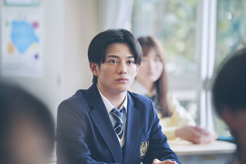 真弓孟之 学級委員としての落ち着いた姿 人を安心させる空気感 映画初出演「恋に至る病」場面写真