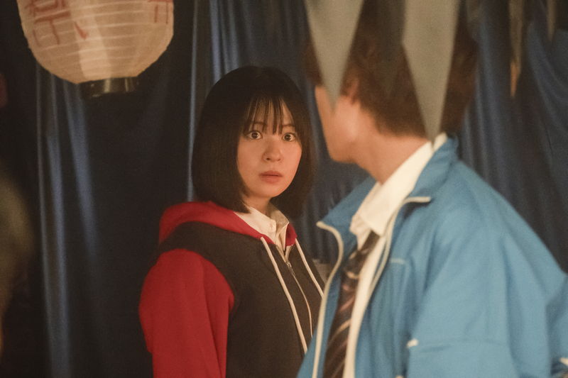 大西流星＆莉子　文化祭のお化け屋敷でばったり　驚きを隠せない表情　「恋を知らない僕たちは」場面写真
