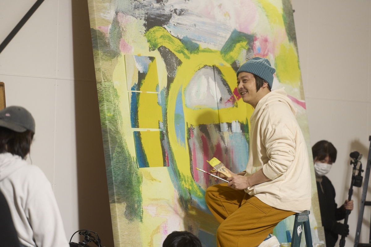 堂本剛、大きな絵を前にして笑顔　吉岡里帆・吉田鋼太郎・戸塚純貴の姿も　映画「まる」メイキング写真