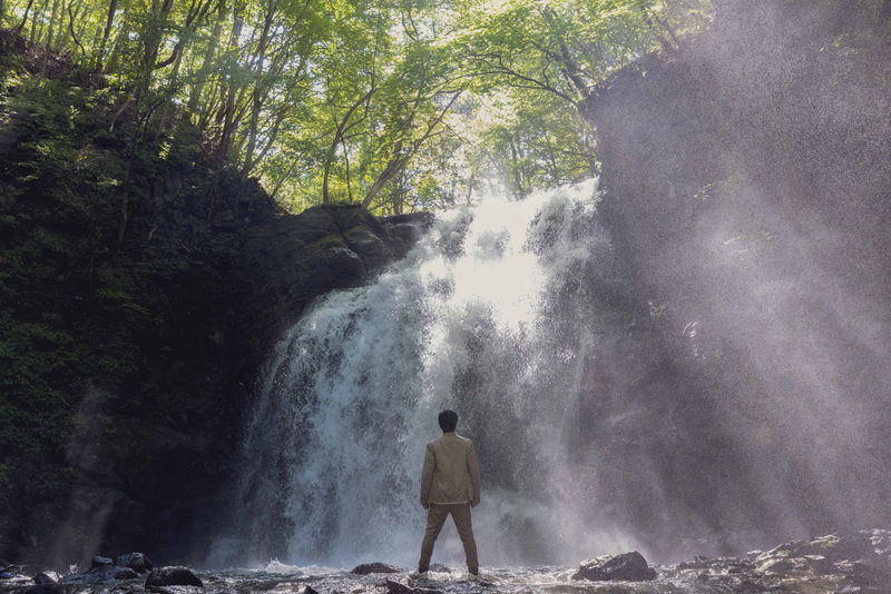 生田斗真　巨大な滝の前でたたずむ姿　「渇水」場面写真