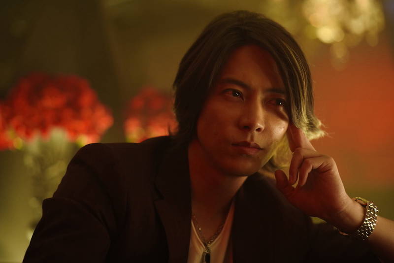 敏腕記者A・エルゴート　敏腕刑事・渡辺謙　山下智久のカリスマホスト姿も　「TOKYO VICE」場面写真