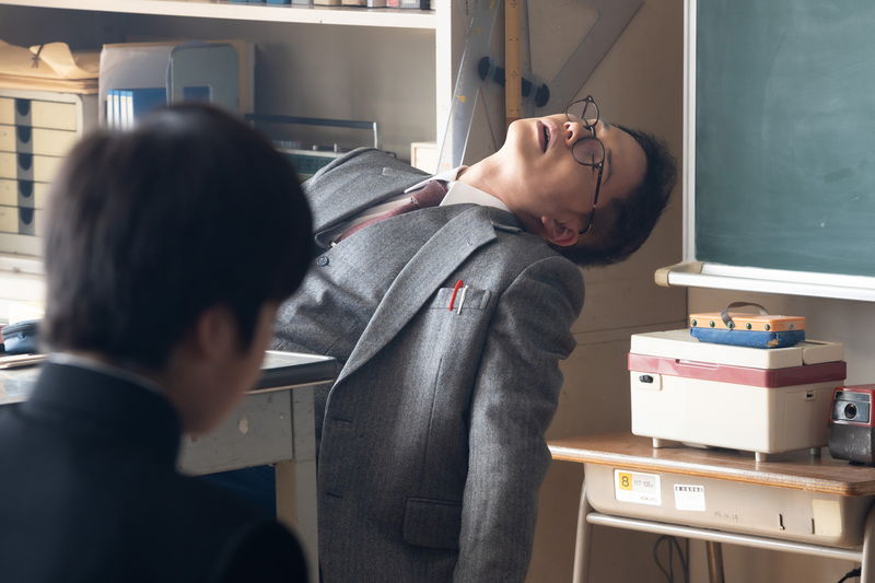 市原隼人　おなじみのエビぞり披露　おいしそうに給食のおかずをほおばる姿も　「おいしい給食」最新作場面写真