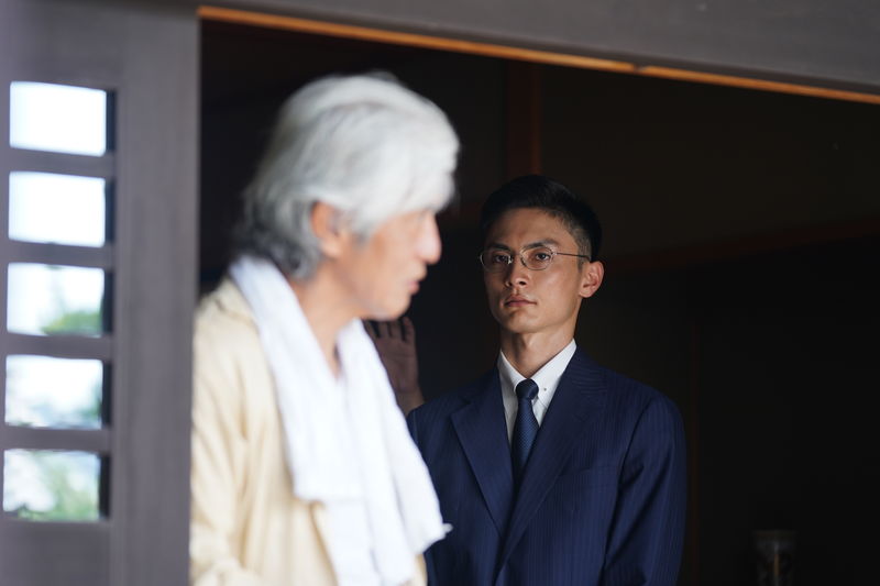 サングラス姿や佐藤浩市を見つめる様子　高良健吾が垣間見せる闇　「罪と悪」場面写真