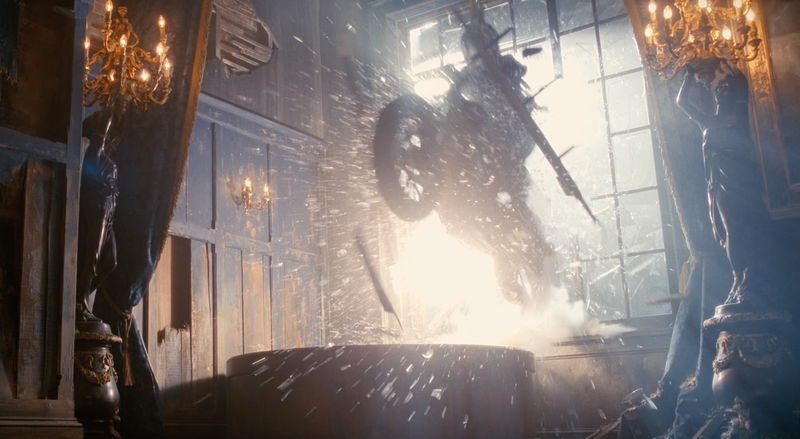 ジェイソン・ステイサム 使い慣れたツルハシで悪党と渡り合う姿 「ワーキングマン」場面写真