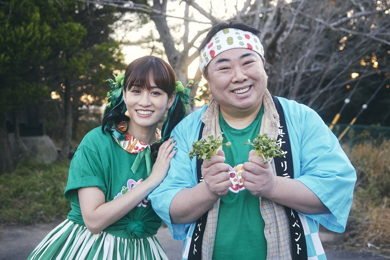 前田敦子がアイドル復帰？　華麗に決めポーズ　塚地武雅がカイワレ振って応援　「季節のない街」本編映像