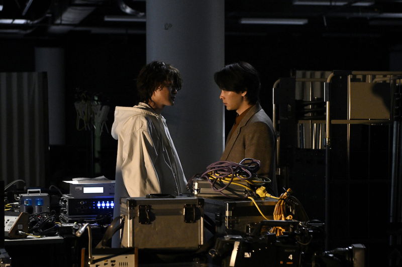 中村倫也と神木隆之介が対峙する張り詰めた瞬間　「君のクイズ」場面写真