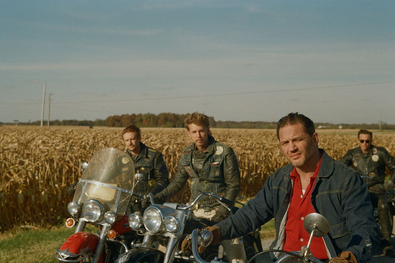 Ａ・バトラーやＴ・ハーディ　友情を感じさせるリラックスした表情　「ザ・バイクライダーズ」場面写真