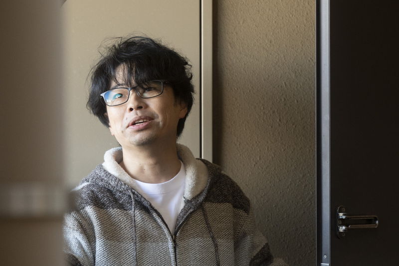 阿部寛、芦田愛菜、藤原大祐、長尾謙杜　怪しさ満点の姿　「俺ではない炎上」場面写真