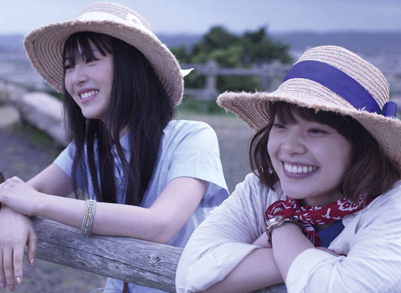岸井ゆきの＆浜辺美波　おそろいの麦わら帽子で笑顔　「やがて海へと届く」場面写真