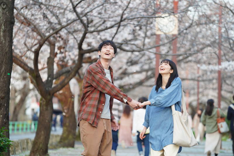 小松菜奈、坂口健太郎を抱きしめて涙を流す姿　「余命10年」場面写真