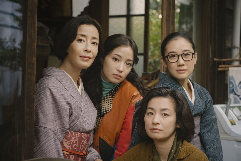 宮沢りえ、尾野真千子、蒼井優、広瀬すず　四姉妹のなんとも言えない表情　「阿修羅のごとく」場面写真