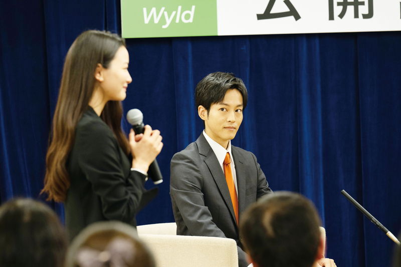 松坂桃李　能天気で世間知らずな三世議員に　ある意味憎めない愛されキャラ？　「離婚しようよ」場面写真