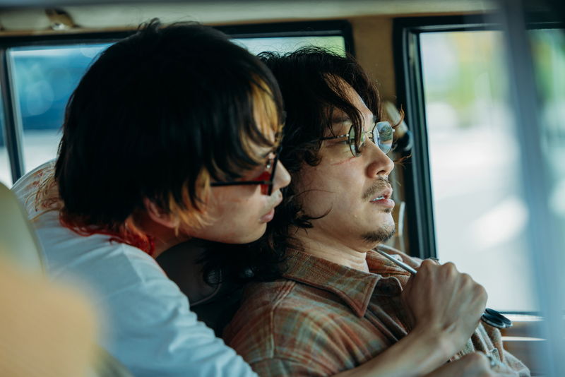 北村匠海、綾野剛にナイフを突きつける姿　林裕太と夜の歌舞伎町をさまよう姿も　「愚か者の身分」場面写真