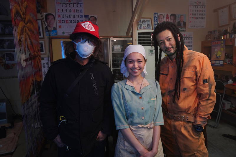 山田涼介が笑顔　西田敏行と濱田岳はサムズアップ　「大怪獣のあとしまつ」オフショット