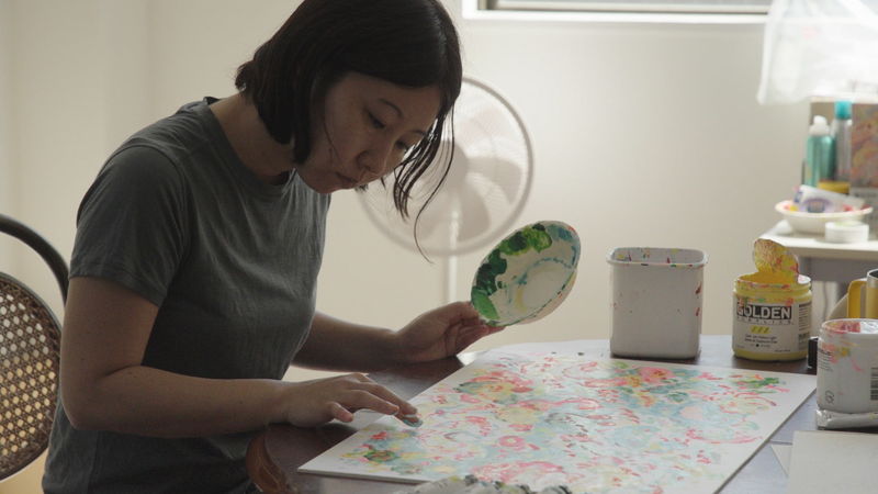 筆などを使わず手で直接キャンバスに描く　ロッカクアヤコと浮世絵職人のコラボ　「バレンと小刀」本編映像