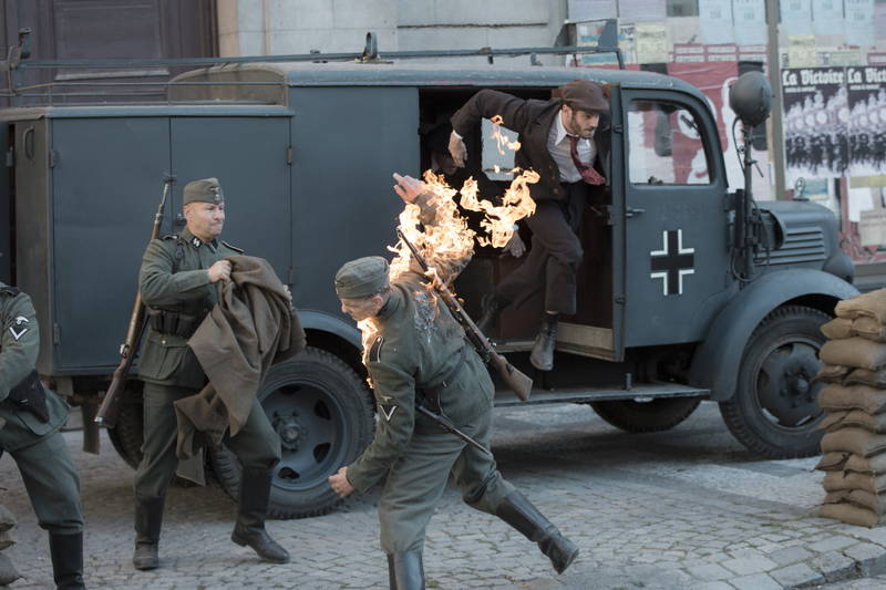 ジェシー・アイゼンバーグ、口から火を吹きナチの兵士を火だるまに　「沈黙のレジスタンス」本編映像