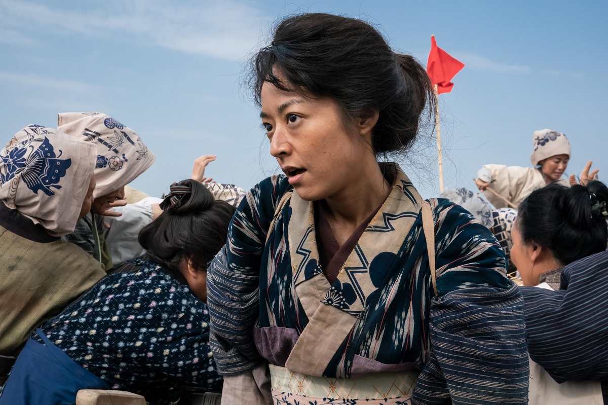 井上真央が怒りの絶叫＆疾走　100人近い女性たちが男たちを襲う　「大コメ騒動」本編＆メイキング映像公開