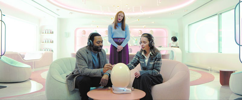AIが発達した近未来　卵型のポッドで赤ちゃんを育てるカップル　「ポッド・ジェネレーション」予告
