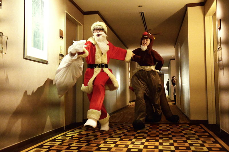 のんがトナカイ姿　滝藤賢一はサンタ姿に　クリスマスコスプレ披露　「私にふさわしいホテル」本編映像
