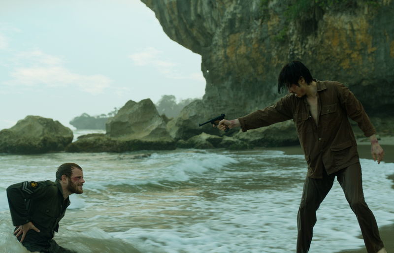 ディーン・フジオカの前に半魚人が出現　鎖でつながれたイギリス兵とサバイバル　「オラン・イカン」予告