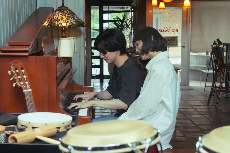 京本大我と古川琴音がピアノ連弾姿　それぞれのソロ演奏シーンも　「言えない秘密」場面写真