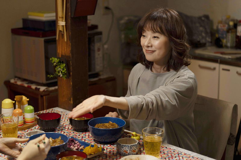 鈴木愛理　布団にくるまる“子供部屋おばさん”姿も　「ただいまって言える場所」ビジュアル