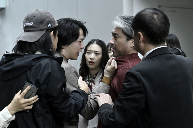 中村倫也と神木隆之介が対峙する張り詰めた瞬間　「君のクイズ」場面写真